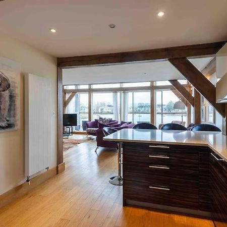 Villa Otters Holt Somerford Keynes Esterno foto