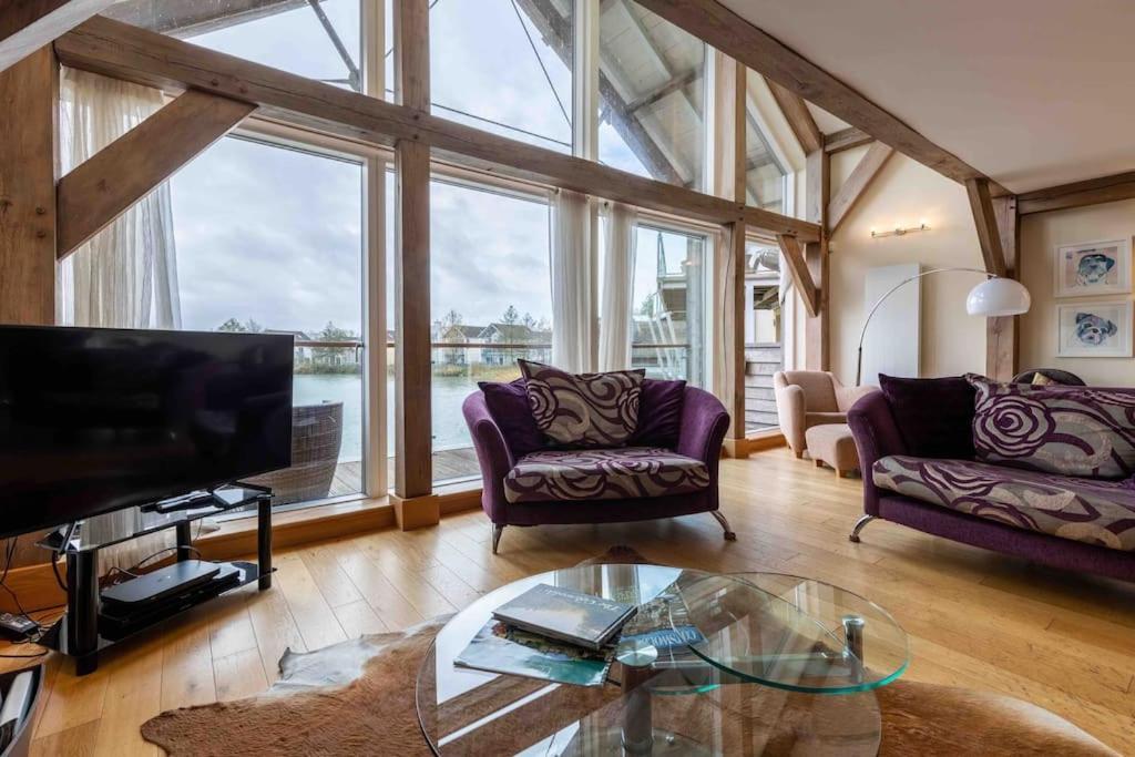 Villa Otters Holt Somerford Keynes Esterno foto