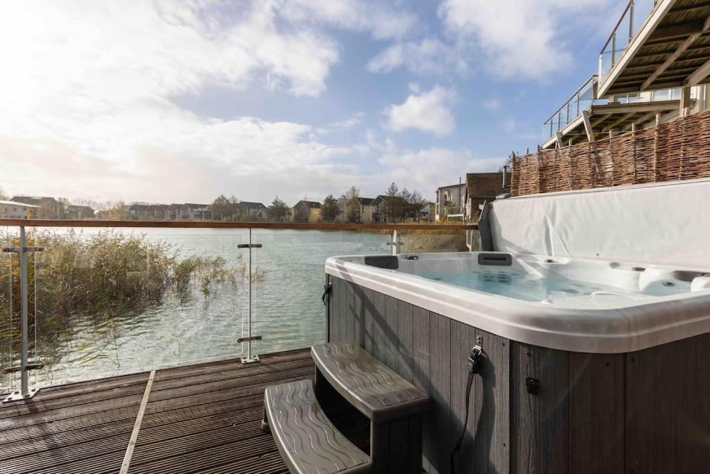 Villa Otters Holt Somerford Keynes Esterno foto